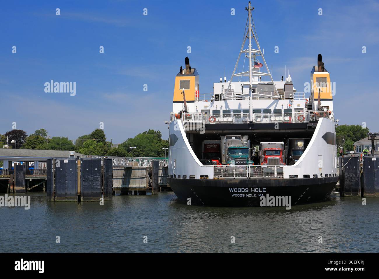 Hyannis, MA, USA - 30. Juli 2025 - die Woods Hole Passagier- und Fahrzeugfähre verkehrt zwischen dem Festland Cape Cod und den Inseln Martha Stockfoto