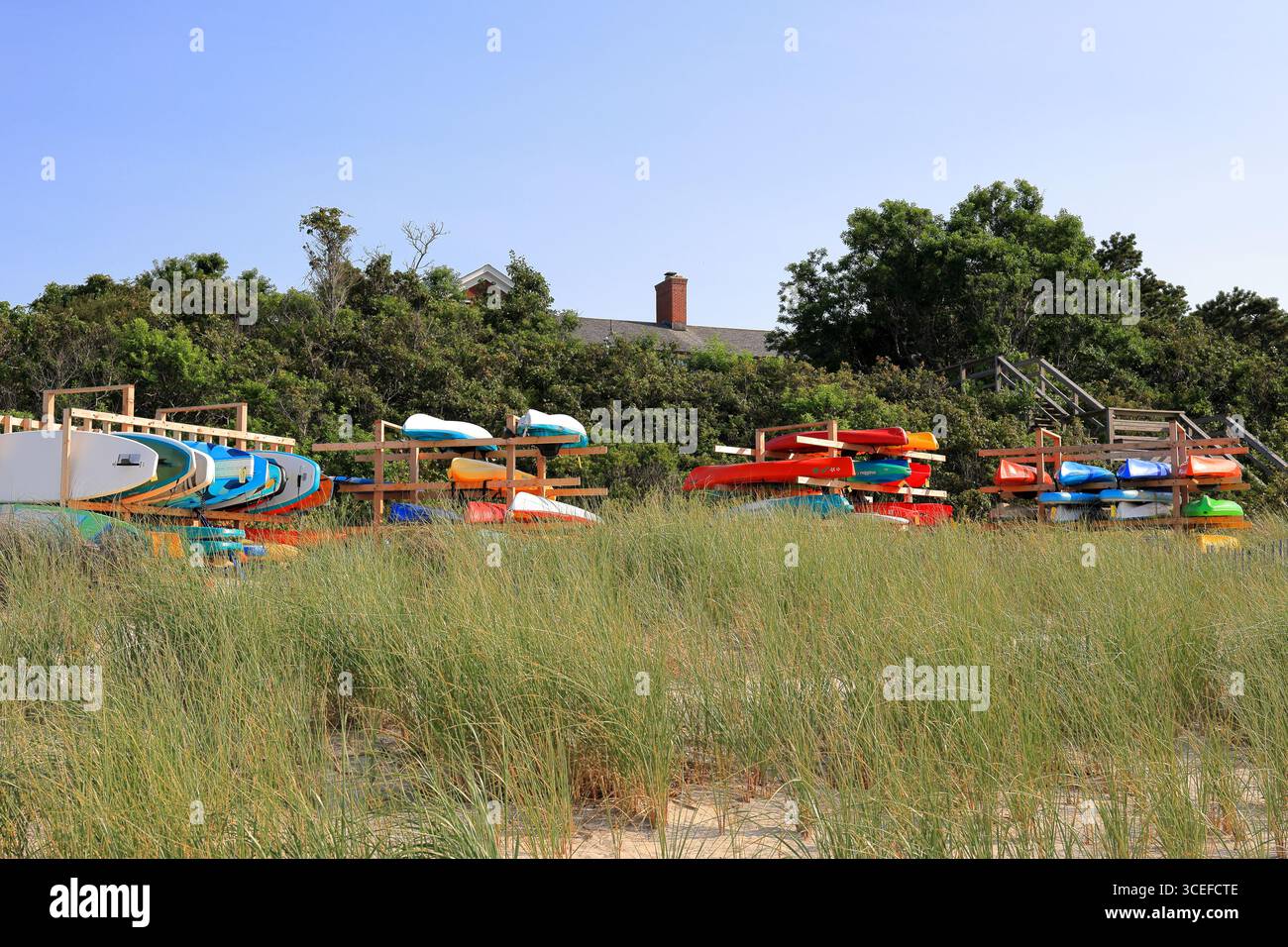 Brewster, MA, USA - 30. Juli 2025 - farbenfrohe Kajaks und Stehpaddelbretter können entlang der Cape Cod Bay gemietet werden Stockfoto