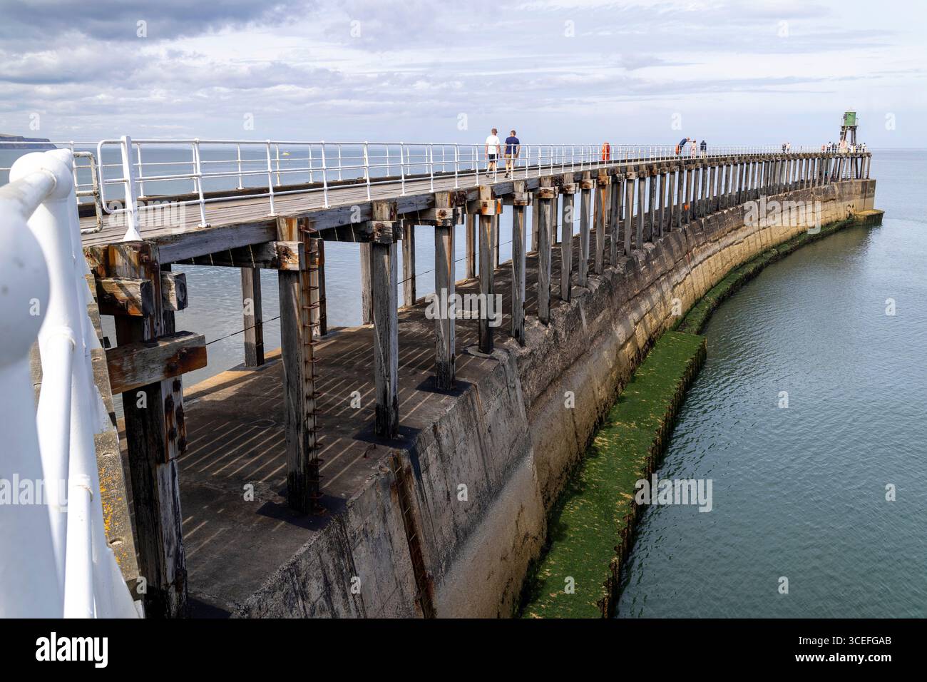 Der West Pier Whitby an der Ostseite des River Esk Stockfoto