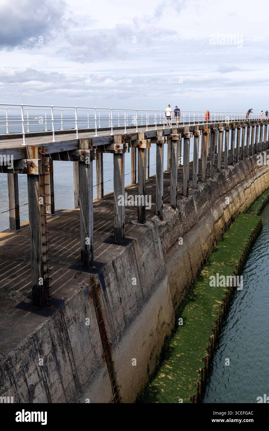 Der West Pier Whitby an der Ostseite des River Esk Stockfoto