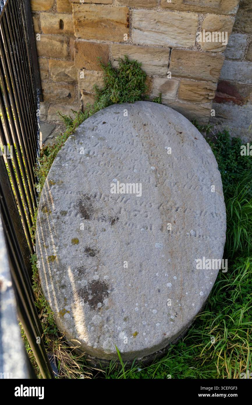Humpty Dumpty Grave in der anglikanischen Gemeinde St Mary's Church in Whitby in North Yorkshire England Stockfoto