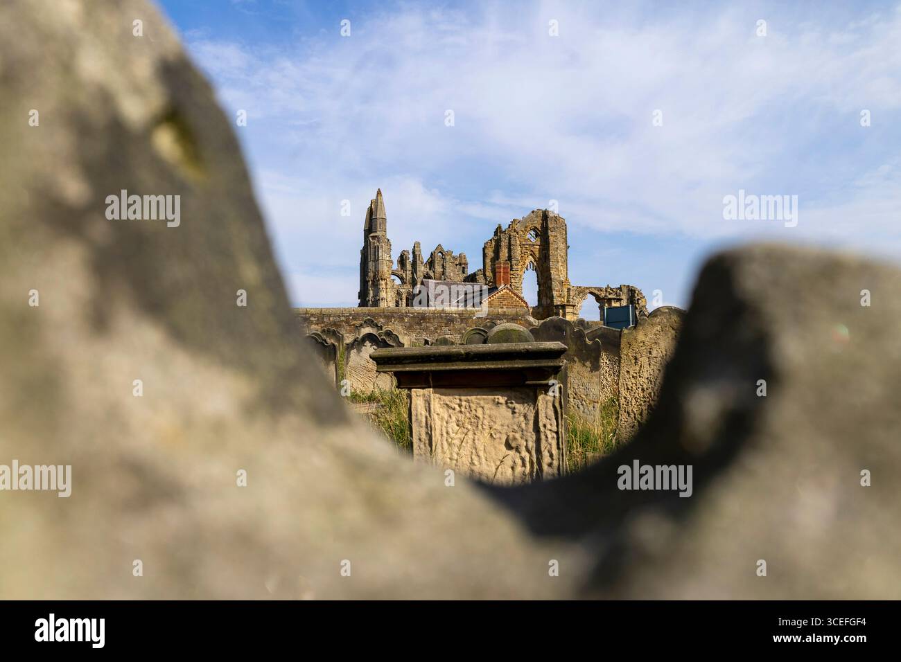 Die Ruinen der Whitby Abbey über dem historischen Fischereihafen Whitby in North Yorkshire Stockfoto