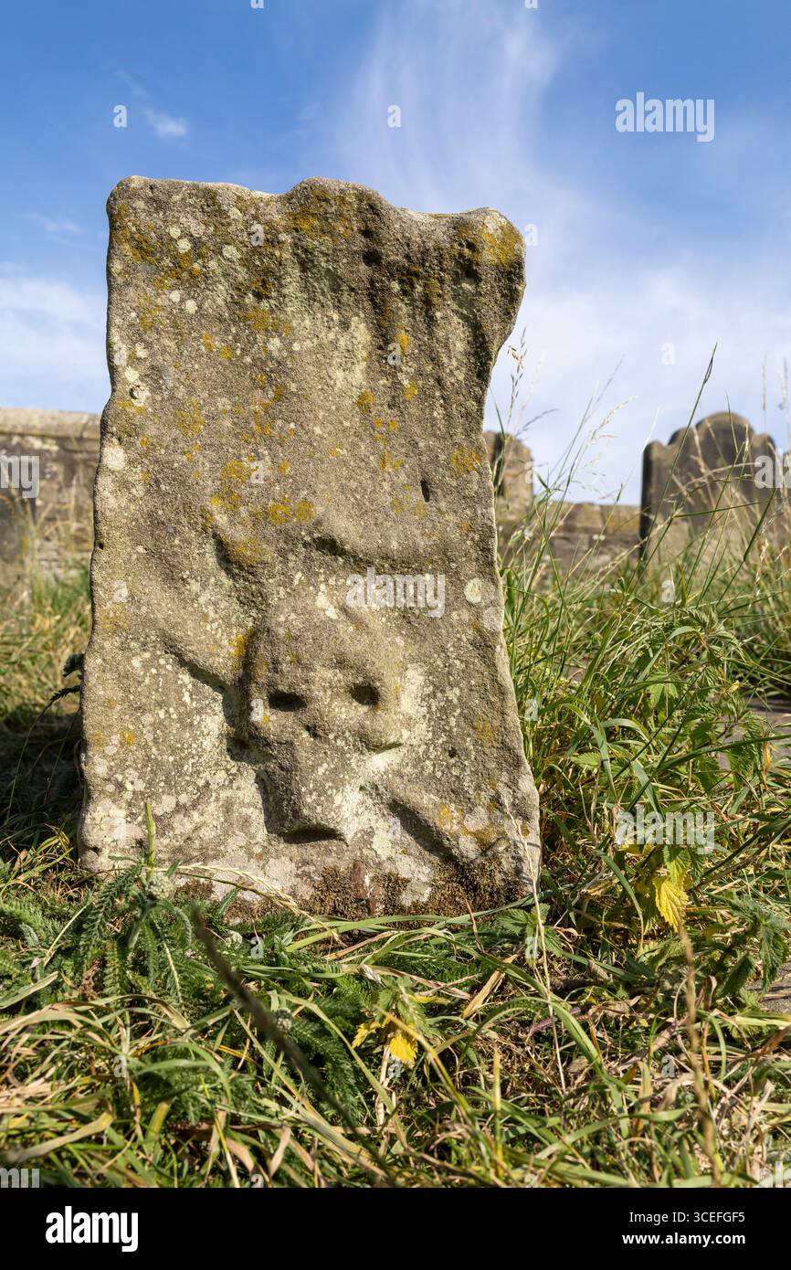 Graveyard Grabsteine, die mit einem Schädel und gekreuzten Knochen der anglikanischen St. Mary's Church in Whitby in North Yorkshire, England, markiert sind Stockfoto
