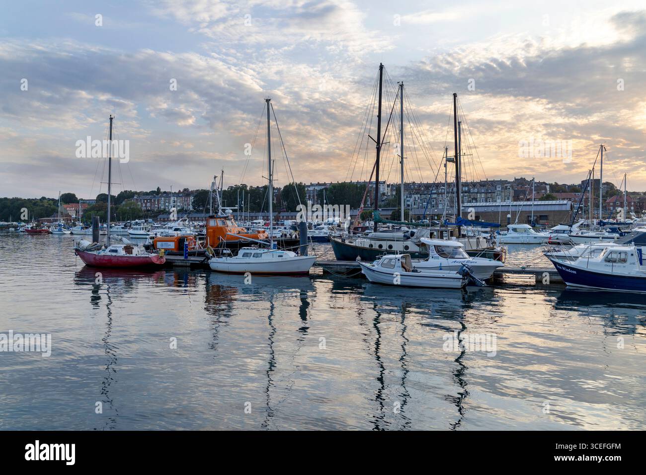 Blick auf Whitby Harbour, River Esk und Segelboote von der Church Street in Whitby, North Yorkshire Stockfoto