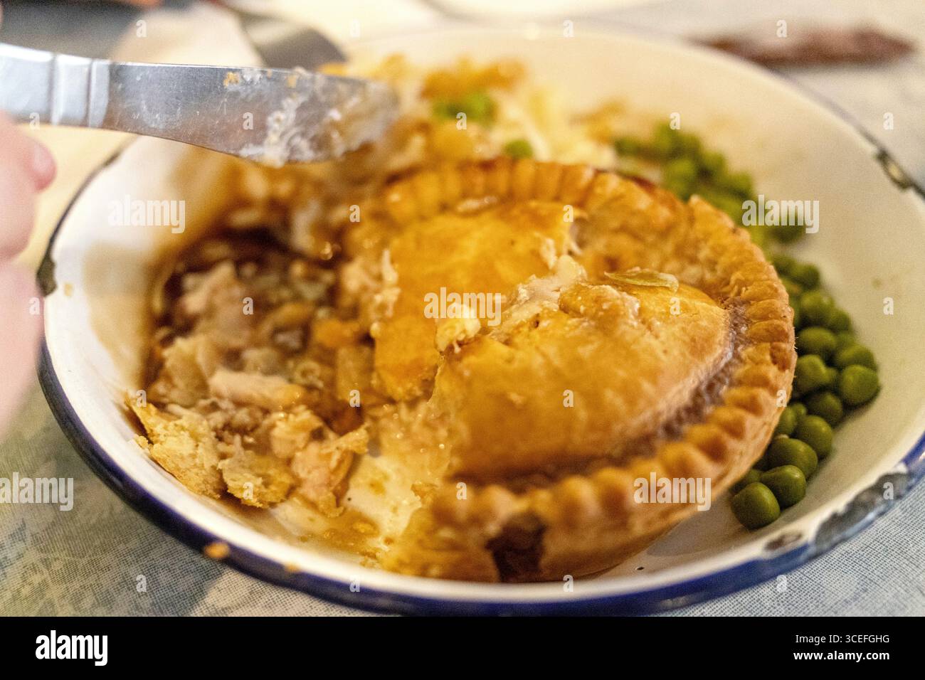 Pie and Mash und Erbsen und Soße aus dem Humble Pie n Mash Shop in Whitby, North Yorkshire Stockfoto
