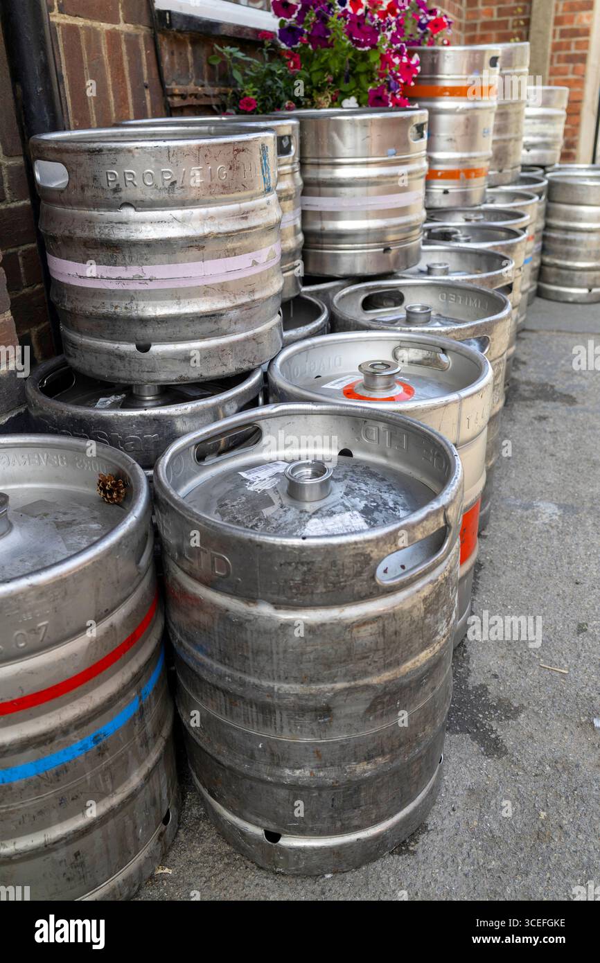Leere Bierfässer aus Metall vor dem Pub Stockfoto
