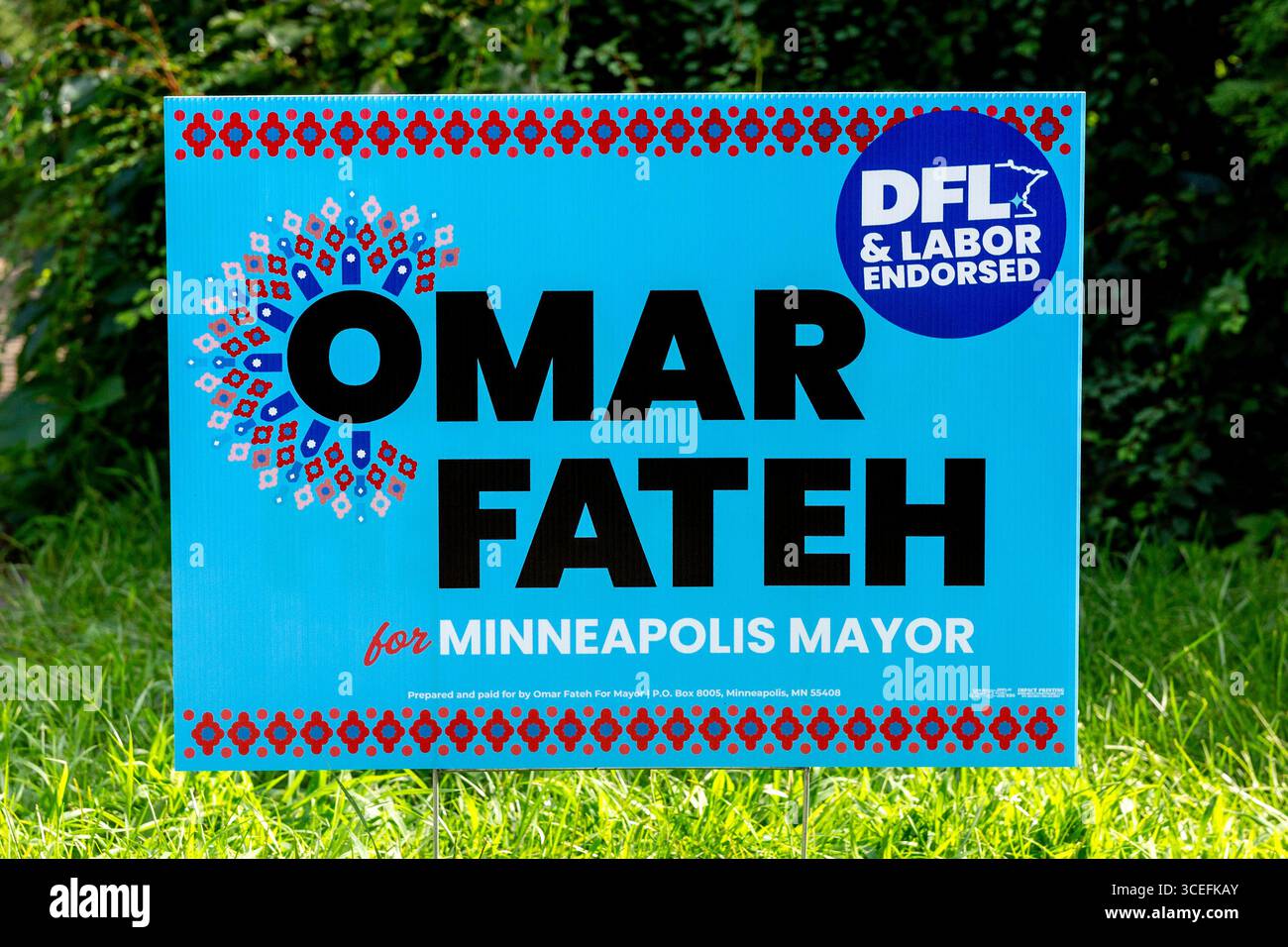 2025 Unterschrift für den Demokraten und politischen Kandidaten Omar Fateh für den Bürgermeister von Minneapolis. Auf dem Schild steht: DFL und Labor unterstützt. Stockfoto