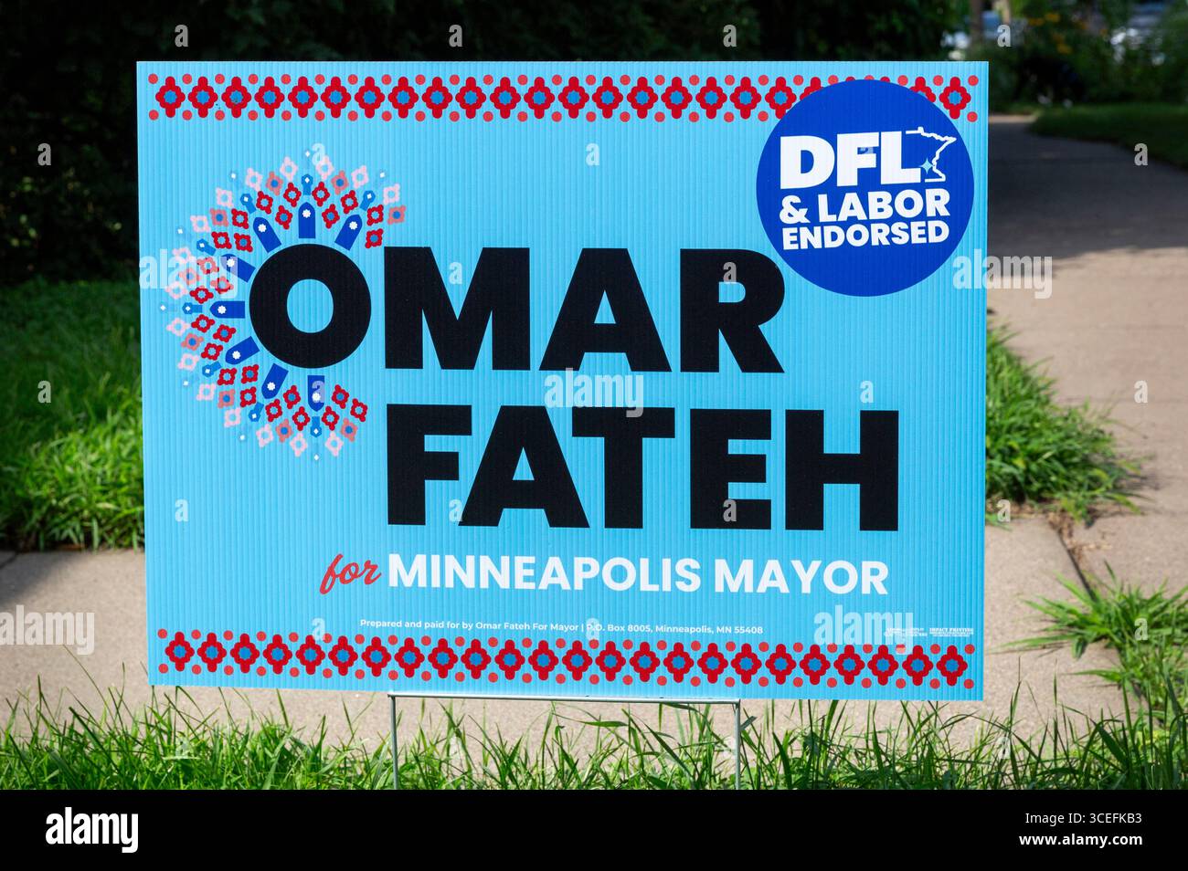 2025 Unterschrift für den Demokraten und politischen Kandidaten Omar Fateh für den Bürgermeister von Minneapolis, Minnesota. Auf dem Schild steht die Bestätigung: DFL und Labor endorsed. Stockfoto