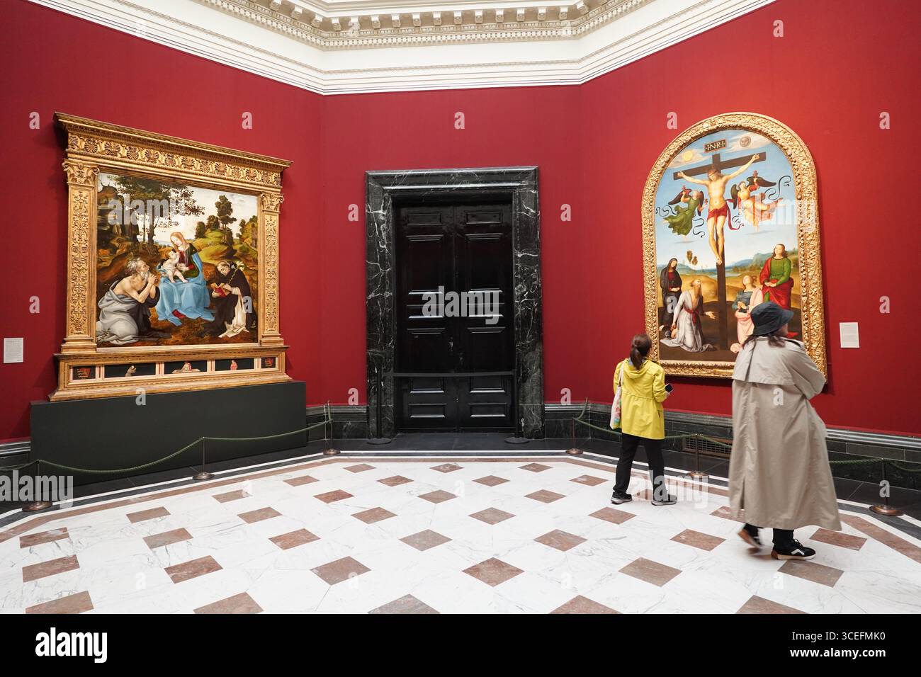 Bewundern Sie schöne Kunst in der National Gallery of Art, London, einschließlich einer Kreuzigungsszene von Raphael Stockfoto