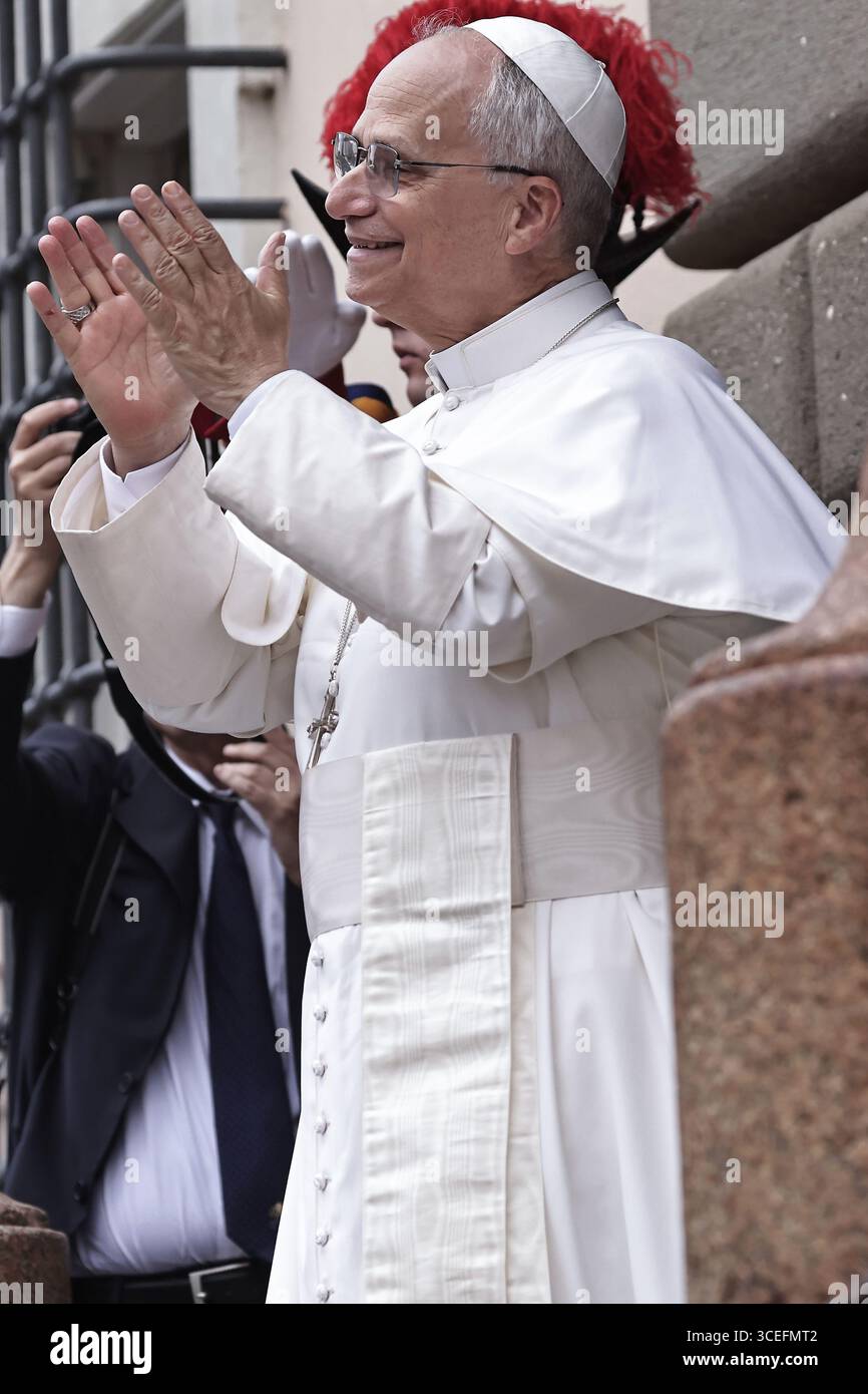 Papst Leo XIV. Leitet das Angelusgebet vom Apostolischen Palast auf der Piazza della Liberta in Castel Gandolfo Stockfoto
