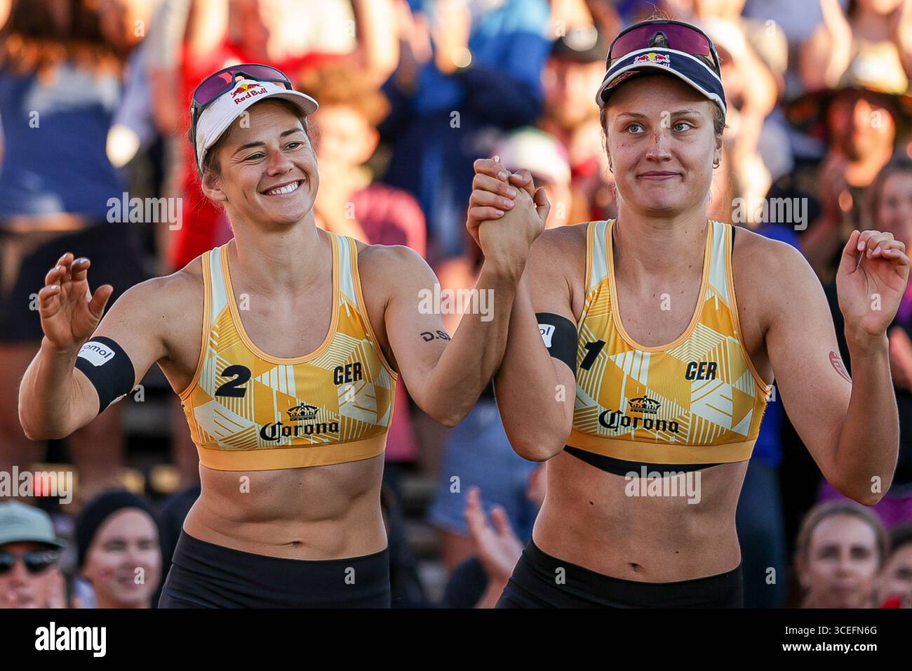 Montreal, Kanada. August 2025. Montreal ( Kanada ) Silbermedaille für eine deutsche Mannschaft ( Svenja Müller & Cinja Tillmann ) nach einem Finale gegen das kanadische Team ( Melissa Humana-Paredes & Brandie Wilkerson ) bei der Volleyball World Beach Pro Tour Montreal 2025 Credit: Montassar Yazidi/Alamy Live News Stockfoto