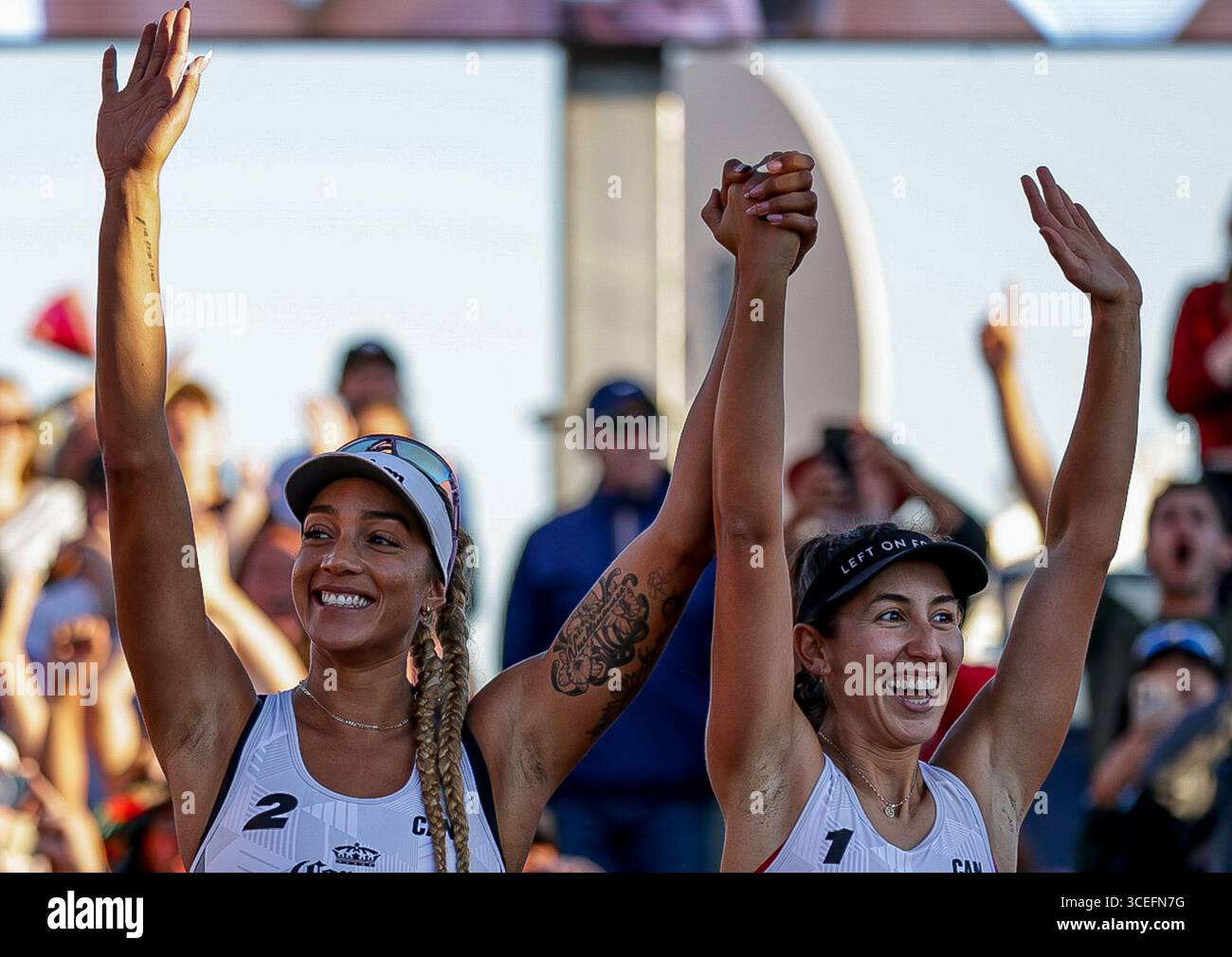 Montreal, Kanada. August 2025. Montreal Kanada: World Beach Pro Tour Montreal 2025 Goldmedaille für die kanadische Mannschaft ( Melissa Humana-Paredes & Brandie Wilkerson ) nach dem Sieg im Finale gegen die deutsche Mannschaft ( Svenja Müller & Cinja Tillmann ) Credit: Montassar Yazidi/Alamy Live News Stockfoto