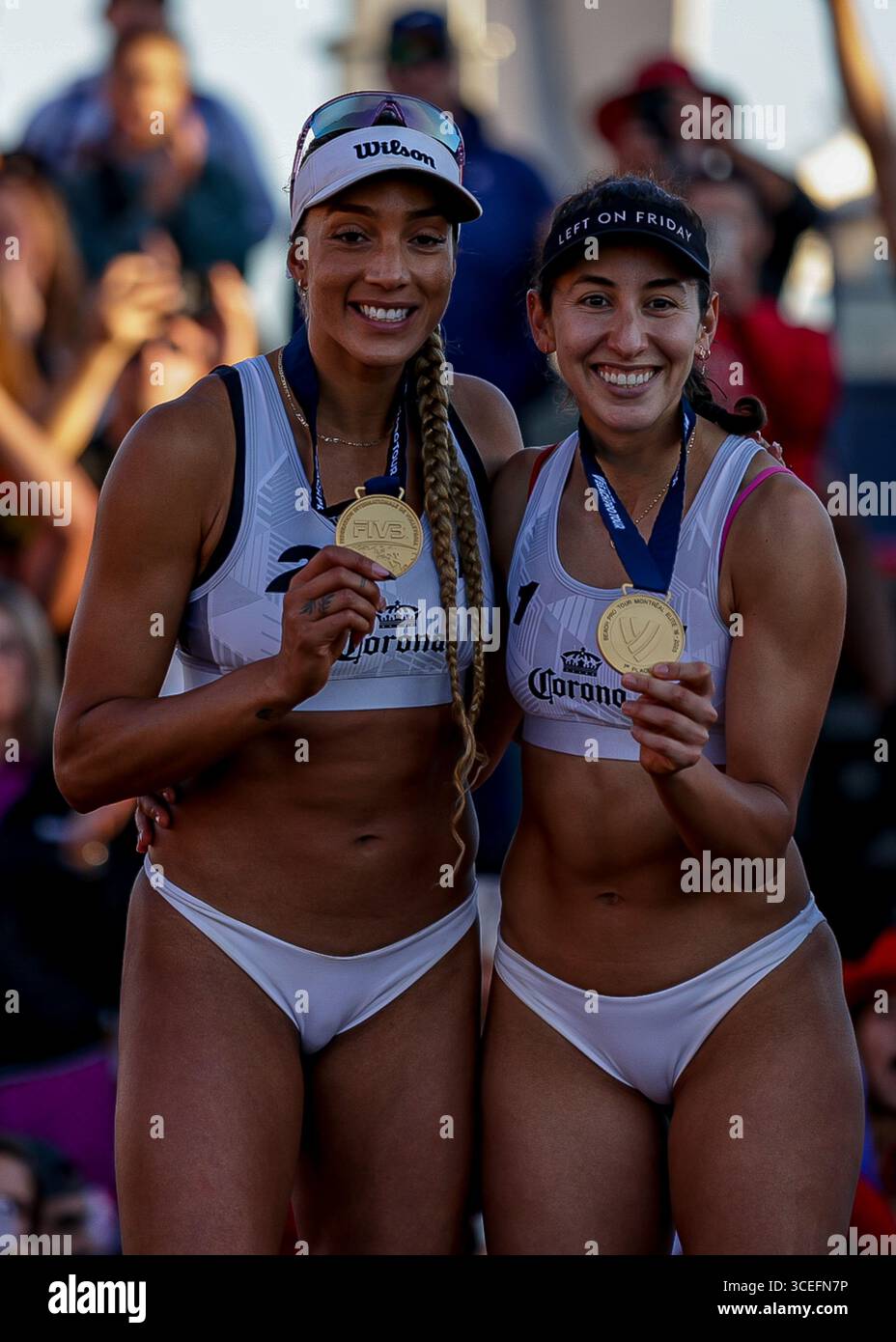 Montreal, Kanada. August 2025. Montreal Kanada: World Beach Pro Tour Montreal 2025 Goldmedaille für die kanadische Mannschaft ( Melissa Humana-Paredes & Brandie Wilkerson ) nach dem Sieg im Finale gegen die deutsche Mannschaft ( Svenja Müller & Cinja Tillmann ) Credit: Montassar Yazidi/Alamy Live News Stockfoto