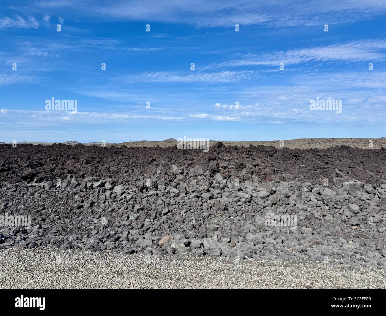 Bláalónsvegur Road Lavafield in der Nähe der Blauen Lagune und Grindavik, Halbinsel Reykjanes, 2 Tage vor dem Vulkanausbruch Sundhnukagigar im Juli 2025. - Smartphone-aufgenommenes Stockfoto