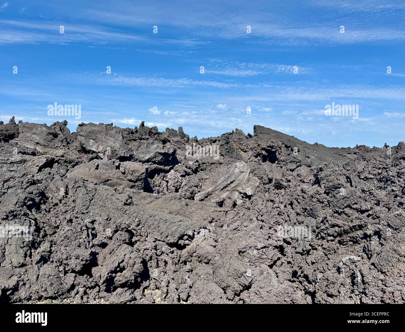 Bláalónsvegur Road Lavafield in der Nähe der Blauen Lagune und Grindavik auf der Halbinsel Reykjanes in Island. - Smartphone-aufgenommenes Stockfoto
