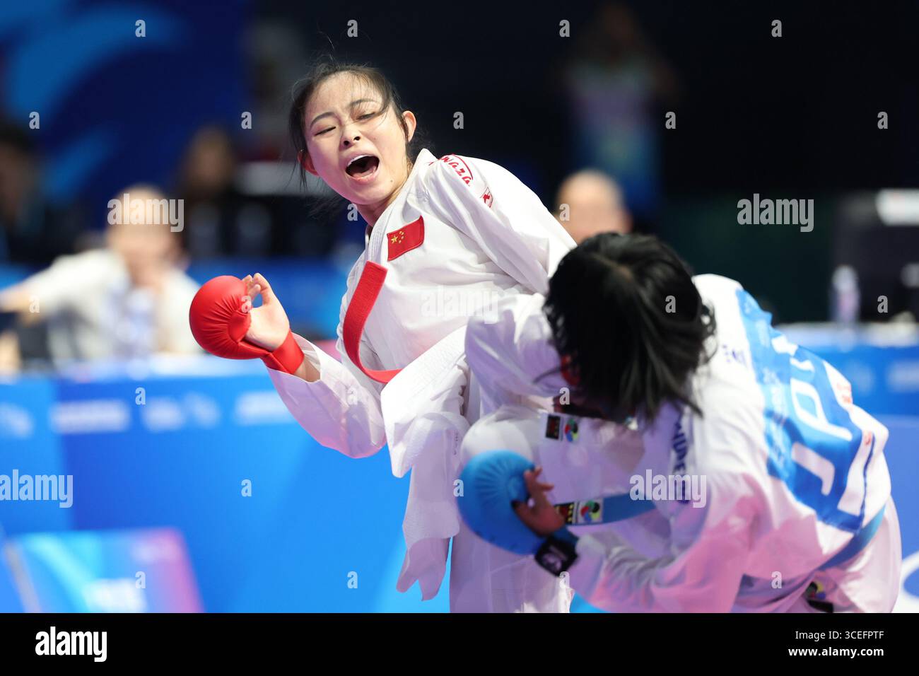 Chengdu, China. 9. August 2025. Die Chinesin Gong Li gewinnt die 61 kg Kumit-Goldmedaille der Frauen, nachdem sie ihre japanische Rivale Sarara Shimada bei den Weltspielen in Chengdu, der Hauptstadt der südwestlichen Provinz Sichuan, am 9. August 2025 besiegt hatte. Quelle: Tian Yuhao/China News Service/Alamy Live News Stockfoto