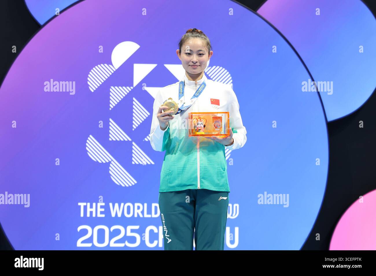 Chengdu, China. 9. August 2025. Die Chinesin Gong Li gewinnt die 61 kg Kumit-Goldmedaille der Frauen, nachdem sie ihre japanische Rivale Sarara Shimada bei den Weltspielen in Chengdu, der Hauptstadt der südwestlichen Provinz Sichuan, am 9. August 2025 besiegt hatte. Quelle: Tian Yuhao/China News Service/Alamy Live News Stockfoto