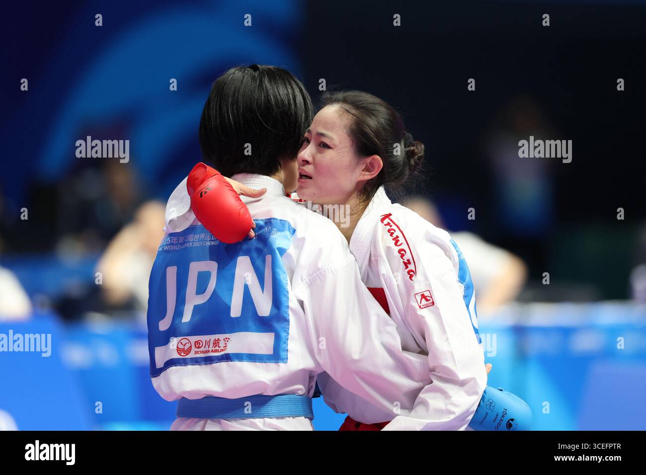 Chengdu, China. 9. August 2025. Die Chinesin Gong Li gewinnt die 61 kg Kumit-Goldmedaille der Frauen, nachdem sie ihre japanische Rivale Sarara Shimada bei den Weltspielen in Chengdu, der Hauptstadt der südwestlichen Provinz Sichuan, am 9. August 2025 besiegt hatte. Quelle: Tian Yuhao/China News Service/Alamy Live News Stockfoto