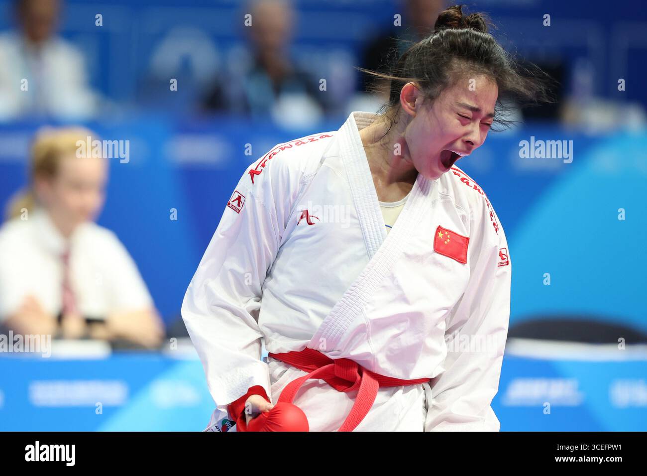 Chengdu, China. 9. August 2025. Die Chinesin Gong Li gewinnt die 61 kg Kumit-Goldmedaille der Frauen, nachdem sie ihre japanische Rivale Sarara Shimada bei den Weltspielen in Chengdu, der Hauptstadt der südwestlichen Provinz Sichuan, am 9. August 2025 besiegt hatte. Quelle: Tian Yuhao/China News Service/Alamy Live News Stockfoto