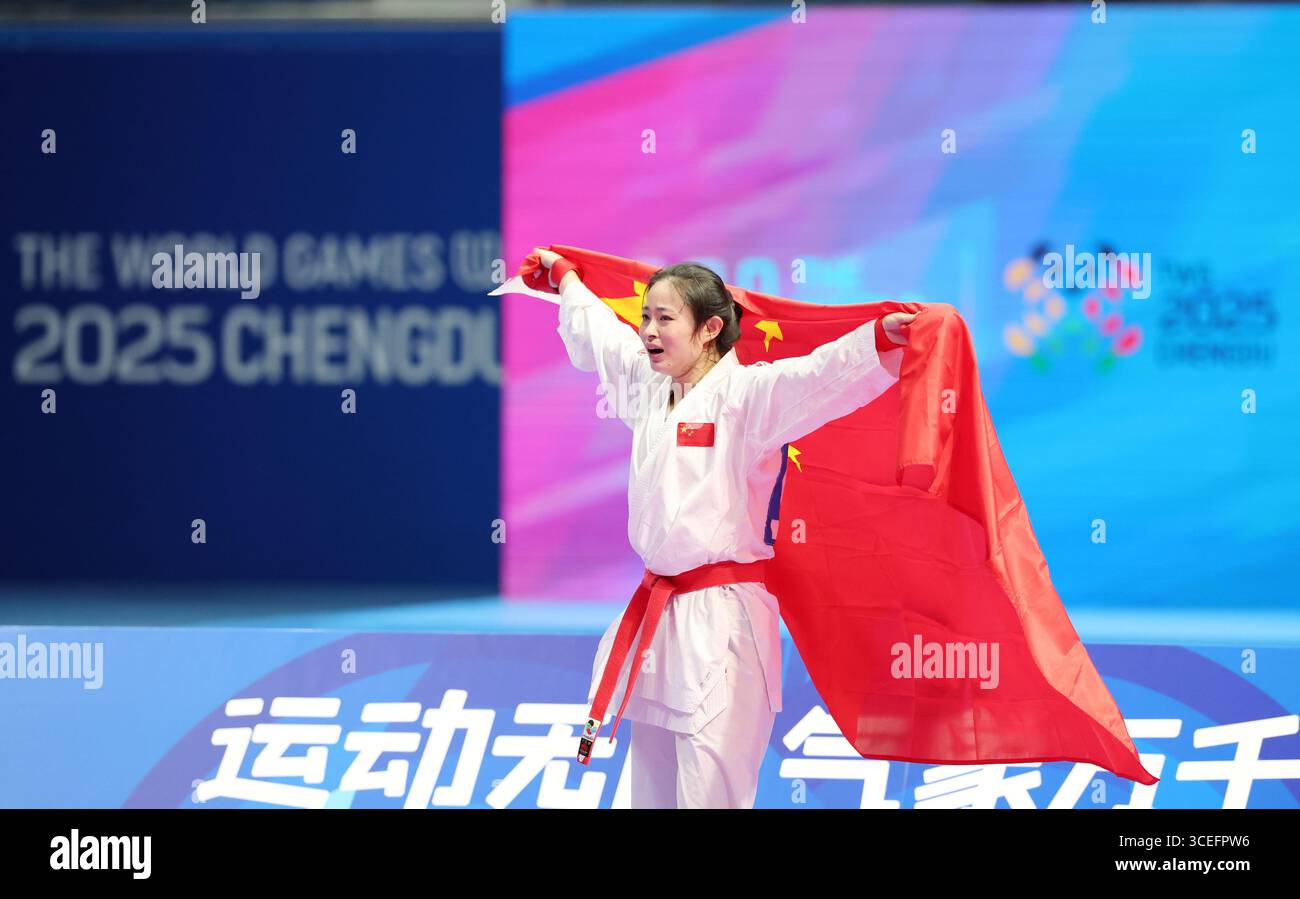 Chengdu, China. 9. August 2025. Die Chinesin Gong Li gewinnt die 61 kg Kumit-Goldmedaille der Frauen, nachdem sie ihre japanische Rivale Sarara Shimada bei den Weltspielen in Chengdu, der Hauptstadt der südwestlichen Provinz Sichuan, am 9. August 2025 besiegt hatte. Quelle: Tian Yuhao/China News Service/Alamy Live News Stockfoto