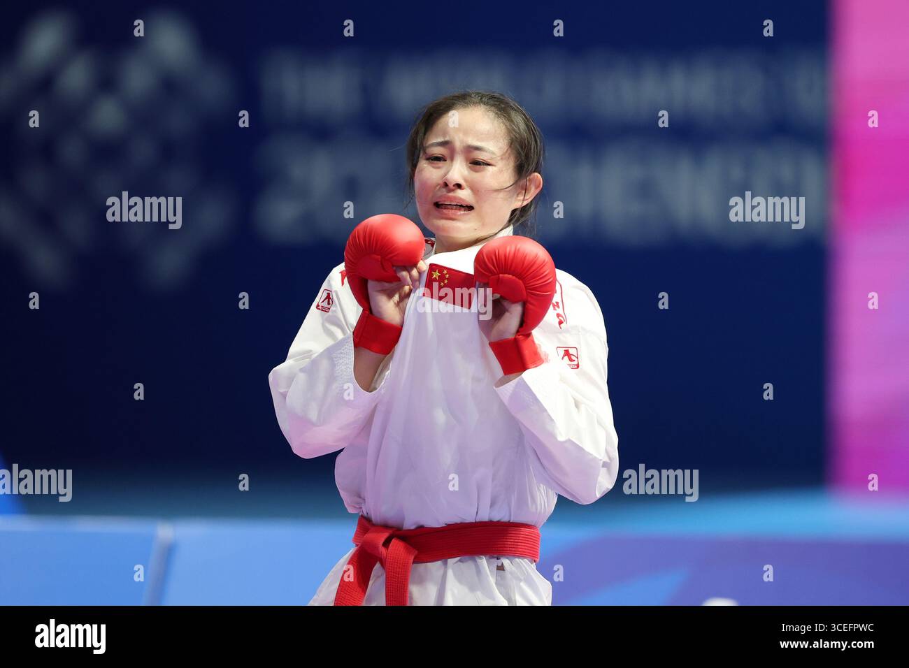 Chengdu, China. 9. August 2025. Die Chinesin Gong Li gewinnt die 61 kg Kumit-Goldmedaille der Frauen, nachdem sie ihre japanische Rivale Sarara Shimada bei den Weltspielen in Chengdu, der Hauptstadt der südwestlichen Provinz Sichuan, am 9. August 2025 besiegt hatte. Quelle: Tian Yuhao/China News Service/Alamy Live News Stockfoto