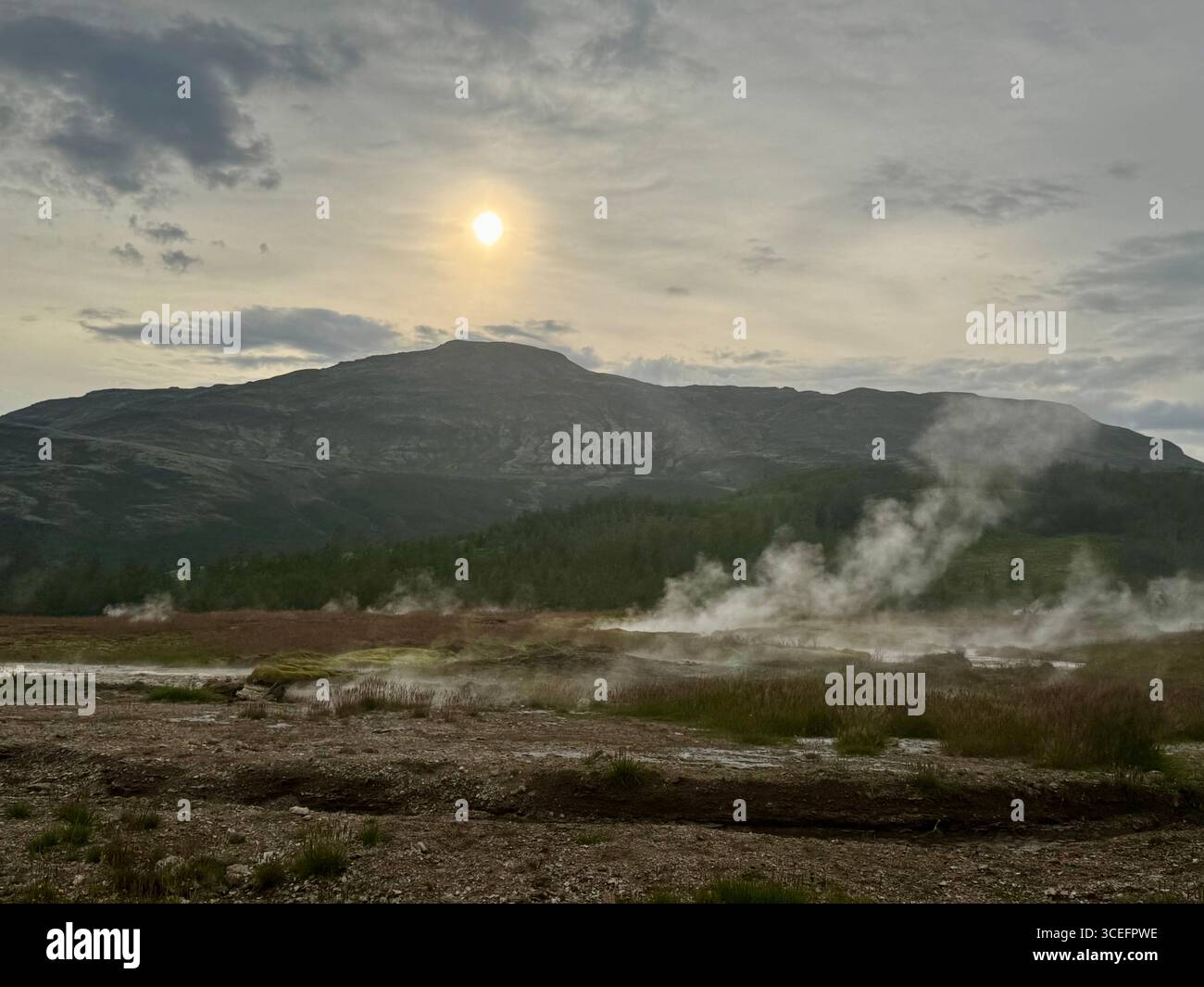 Sonnenuntergang im Sommer mit der Laugarfjall Lavakuppel im Hintergrund des Haukadalur Valley geothermischen Feldes. - Smartphone-aufgenommenes Stockfoto