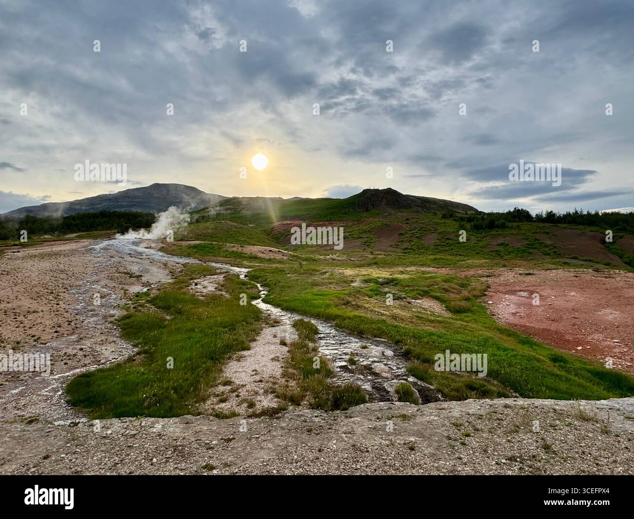 Sonnenuntergang im Sommer mit der Laugarfjall Lavakuppel im Hintergrund des Haukadalur Valley geothermischen Feldes. - Smartphone-aufgenommenes Stockfoto