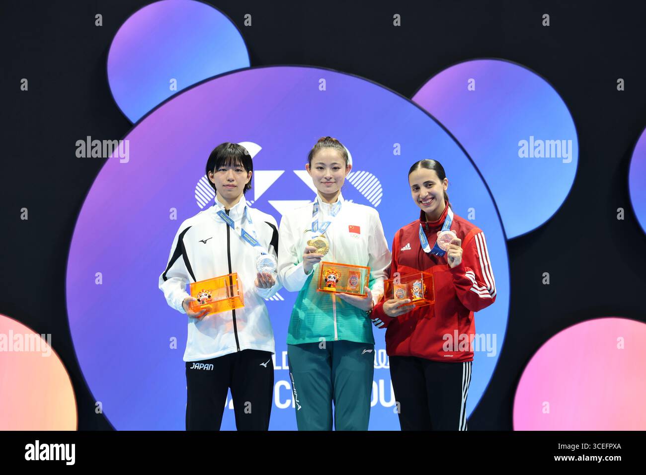 Der Sieger Gong Li (M), die zweite Sarara Shimada (L) und die dritte Siegerin Noursin Aly auf dem Podium. Chengdu, China. 9. August 2025. Die Chinesin Gong Li gewinnt die 61 kg Kumit-Goldmedaille der Frauen, nachdem sie ihre japanische Rivale Sarara Shimada bei den Weltspielen in Chengdu, der Hauptstadt der südwestlichen Provinz Sichuan, am 9. August 2025 besiegt hatte. Quelle: Tian Yuhao/China News Service/Alamy Live News Stockfoto