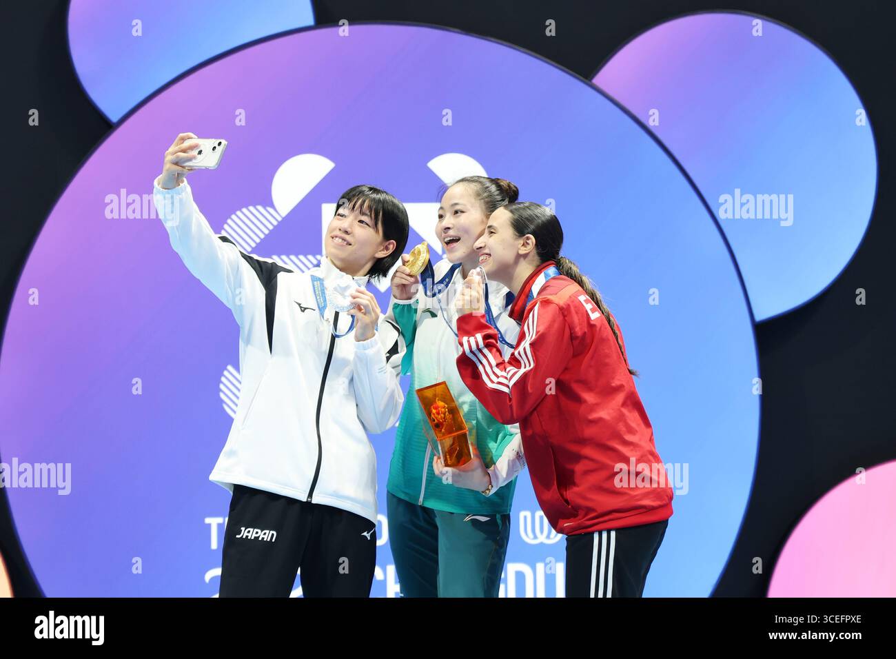 Der Sieger Gong Li (M), die zweite Sarara Shimada (L) und die dritte Siegerin Noursin Aly auf dem Podium Chengdu, China.9. August 2025. Die Chinesin Gong Li gewinnt die 61 kg Kumit-Goldmedaille der Frauen, nachdem sie ihre japanische Rivale Sarara Shimada bei den Weltspielen in Chengdu, der Hauptstadt der südwestlichen Provinz Sichuan, am 9. August 2025 besiegt hatte. Quelle: Tian Yuhao/China News Service/Alamy Live News Stockfoto