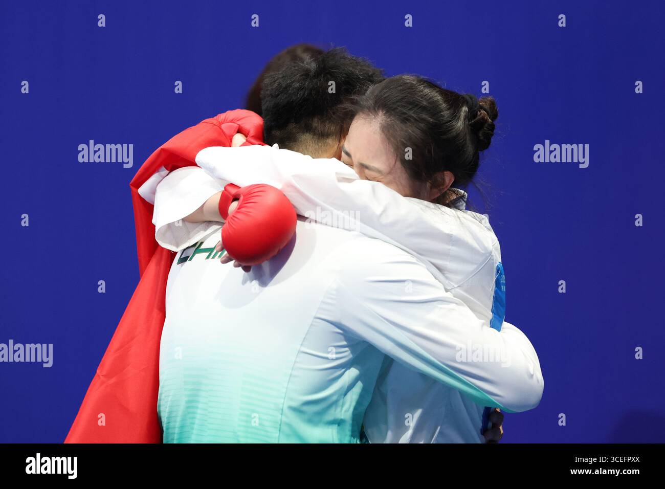 Chengdu, China. 9. August 2025. Die Chinesin Gong Li gewinnt die 61 kg Kumit-Goldmedaille der Frauen, nachdem sie ihre japanische Rivale Sarara Shimada bei den Weltspielen in Chengdu, der Hauptstadt der südwestlichen Provinz Sichuan, am 9. August 2025 besiegt hatte. Quelle: Tian Yuhao/China News Service/Alamy Live News Stockfoto