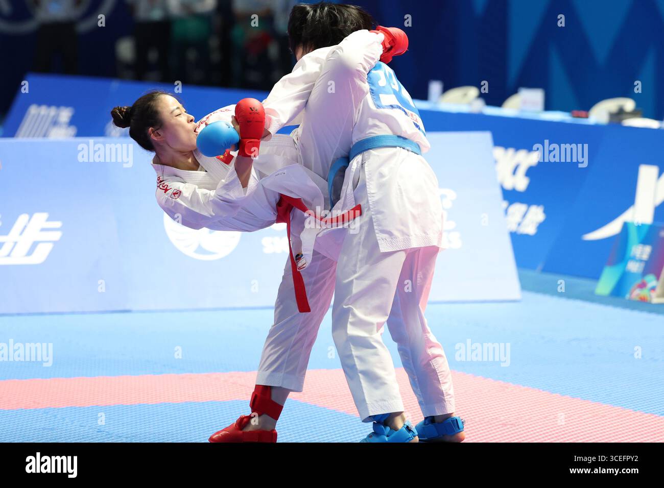 Chengdu, China. 9. August 2025. Die Chinesin Gong Li gewinnt die 61 kg Kumit-Goldmedaille der Frauen, nachdem sie ihre japanische Rivale Sarara Shimada bei den Weltspielen in Chengdu, der Hauptstadt der südwestlichen Provinz Sichuan, am 9. August 2025 besiegt hatte. Quelle: Tian Yuhao/China News Service/Alamy Live News Stockfoto