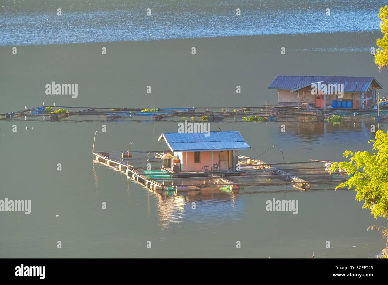 Genau wie andere Naturphänomene ist auch der Lake Laut Tawar nicht weit von mystischem Charakter entfernt. Vor langer Zeit glaubten Menschen, die am Ufer des Sees lebten Stockfoto