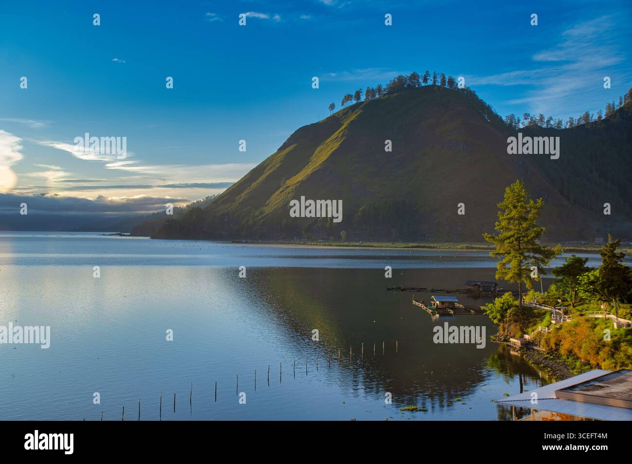 Genau wie andere Naturphänomene ist auch der Lake Laut Tawar nicht weit von mystischem Charakter entfernt. Vor langer Zeit glaubten Menschen, die am Ufer des Sees lebten Stockfoto