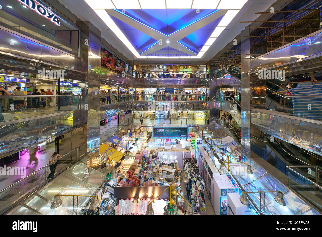 Im Kwai Chung Plaza, einer Einkaufspassage für Einheimische Stockfoto