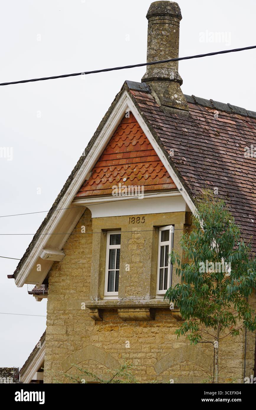 Historisches Hausdach mit Kamin und Rotem Tiling aus dem Jahr 1885. Churchill, England Stockfoto