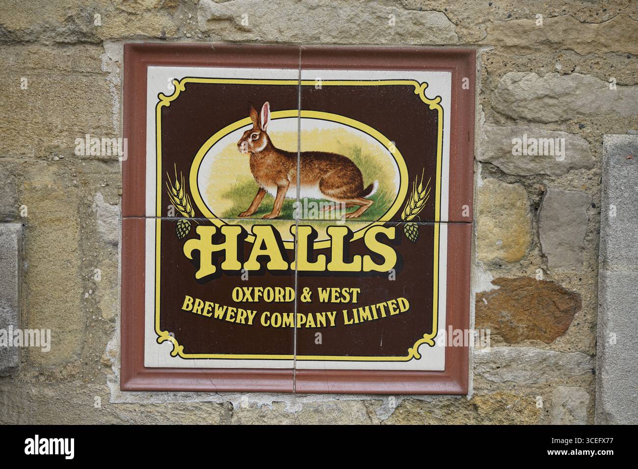 Vintage-Brauerei-Schild mit einem Hasen auf Backsteinmauern. Chipping Norton, England Stockfoto