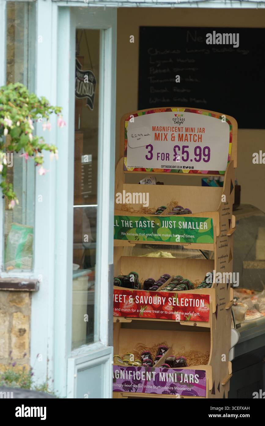 Bunte Ausstellung von Minigläsern am Eingang des Open Rustic Shop. Chipping Norton, England Stockfoto