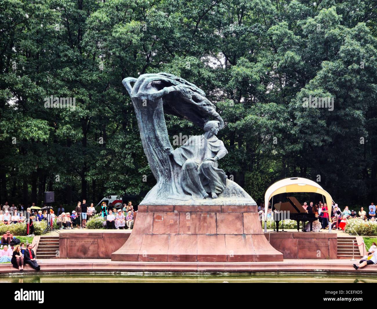 Ein klassisches Konzert des Fryderyk-Chopin-Denkmals im Königlichen Badepark in Warschau, Polen. Stockfoto