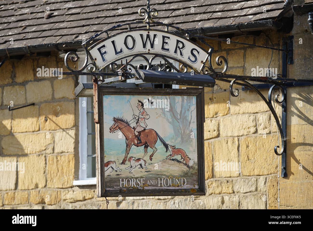 Vintage-Pub-Schild mit Outdoor-Display für Reitsport und Hounds Scene. Broadway, England Stockfoto