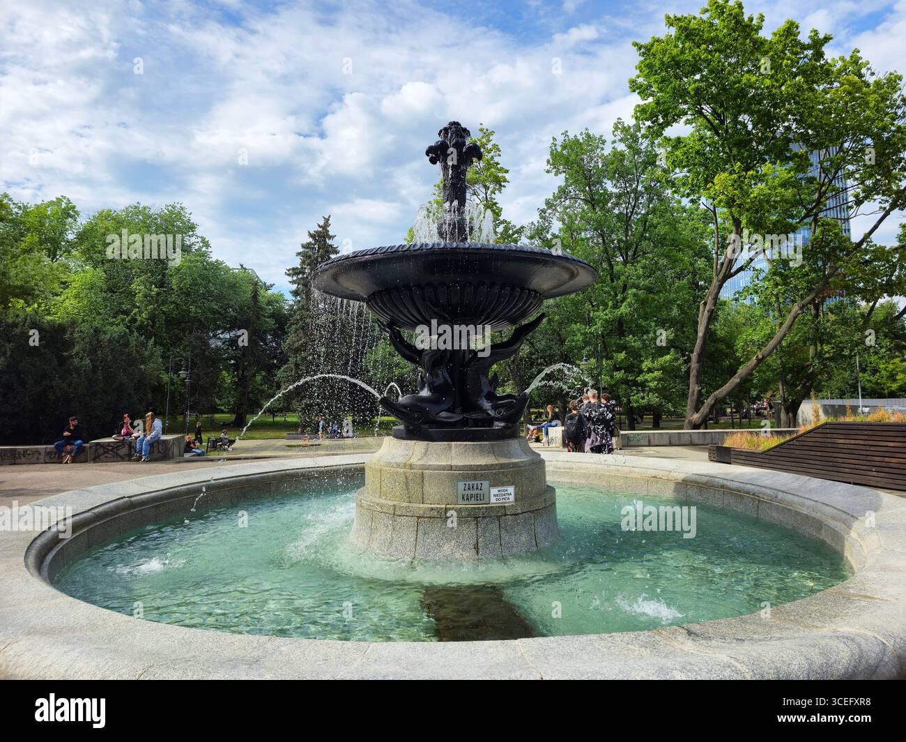 Ein Brunnen im Świętokrzyski-Park in Warschau, Polen. - Smartphone-aufgenommenes Stockfoto