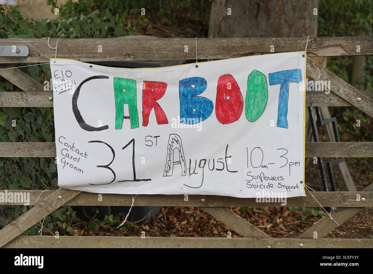 Buntes handgeschriebenes Schild Werbung Auto Boot Verkauf am Holztor. Bourton-on-the-Water, England Stockfoto