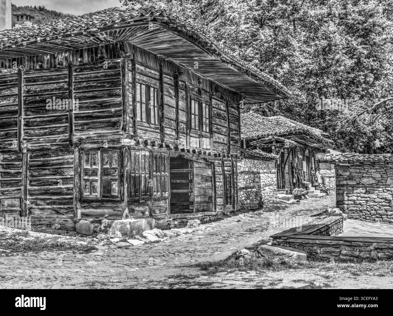Schönes Vintage Holzhaus außen in Schwarz-weiß Stockfoto
