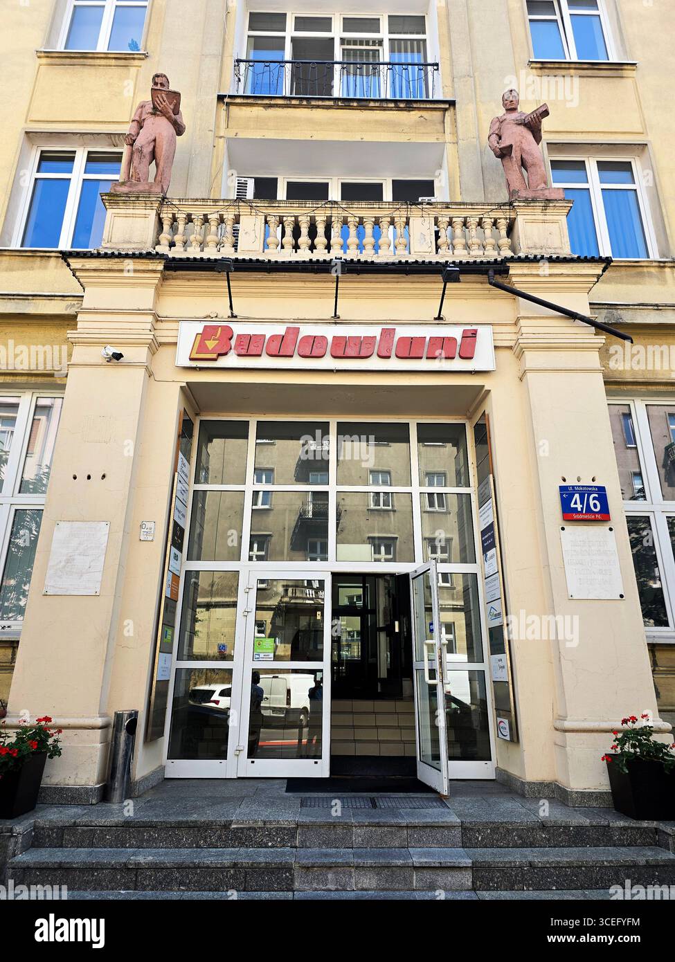 Ein dekoriertes Gebäude in der Mokotowska Straße in Warschau, Polen. - Smartphone-aufgenommenes Stockfoto
