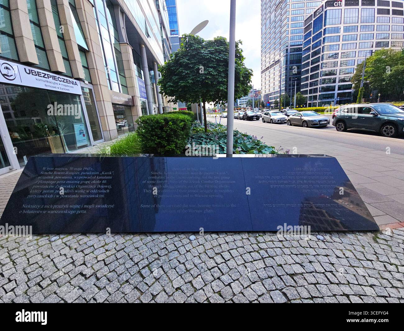 Eine Gedenkstätte für den jüdischen Ghettoaufstand in der Prosta-Straße in Warschau, Polen. - Smartphone-aufgenommenes Stockfoto