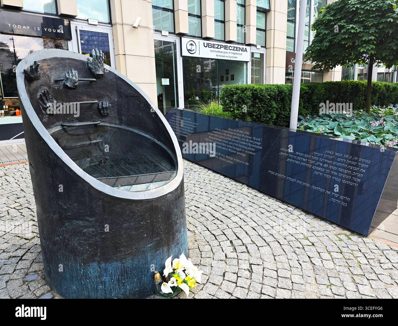 Eine Gedenkstätte für den jüdischen Ghettoaufstand in der Prosta-Straße in Warschau, Polen. - Smartphone-aufgenommenes Stockfoto