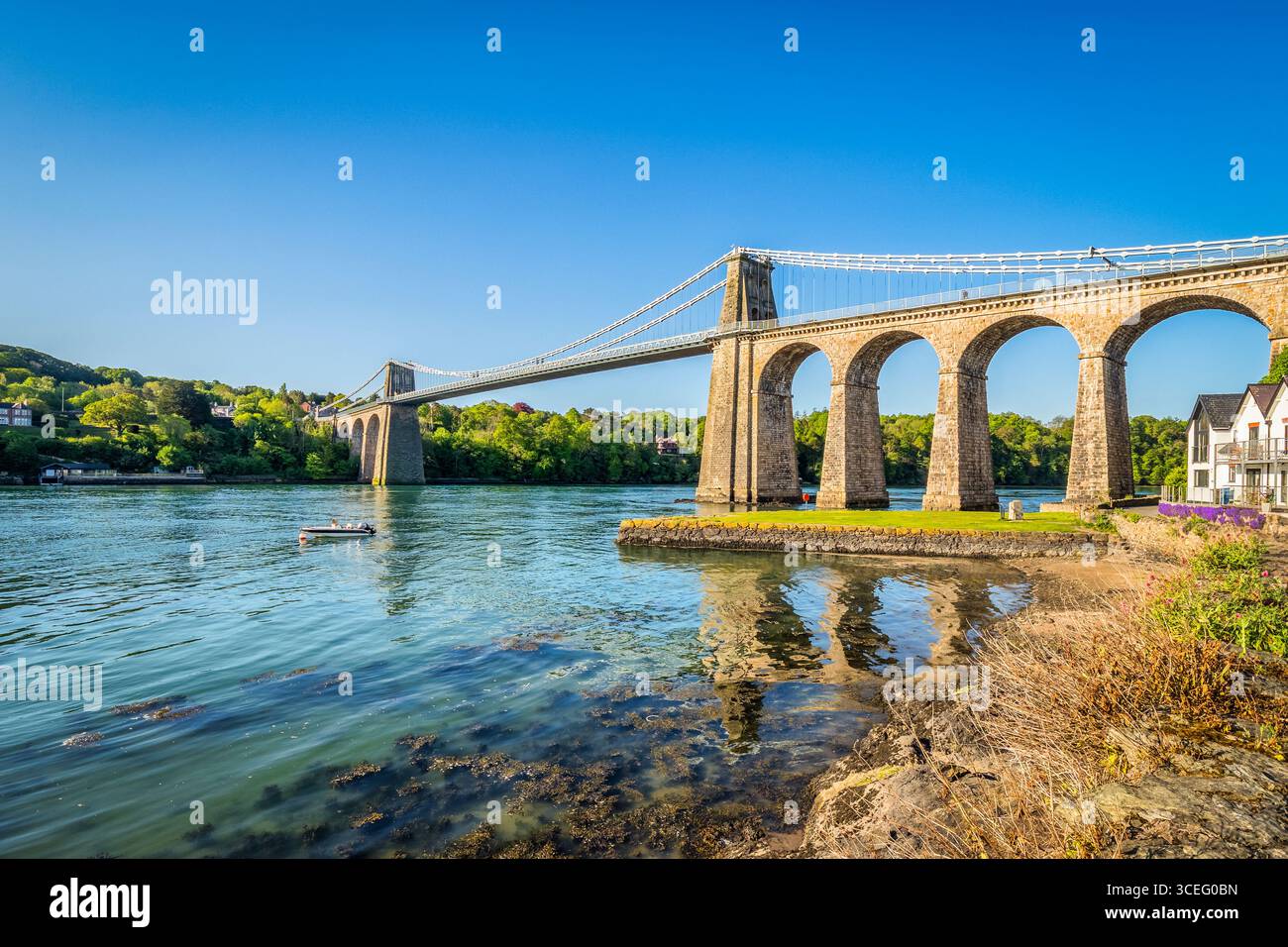 Telfords Menai Suspension Bridge vom Festland von Wales nach Anglesey, eröffnet 1826. Stockfoto