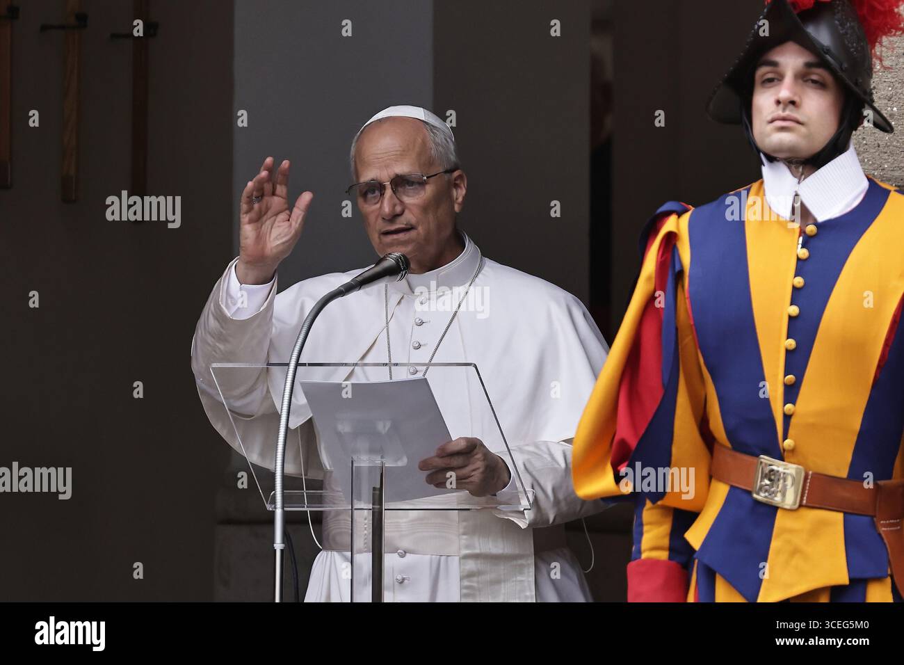 Castel Gandolfo, Italien. August 2025. Papst Leo XIV. Leitet das Angelusgebet vom Apostolischen Palast auf der Piazza della Liberta in Castel Gandolfo. Quelle: SOPA Images Limited/Alamy Live News Stockfoto