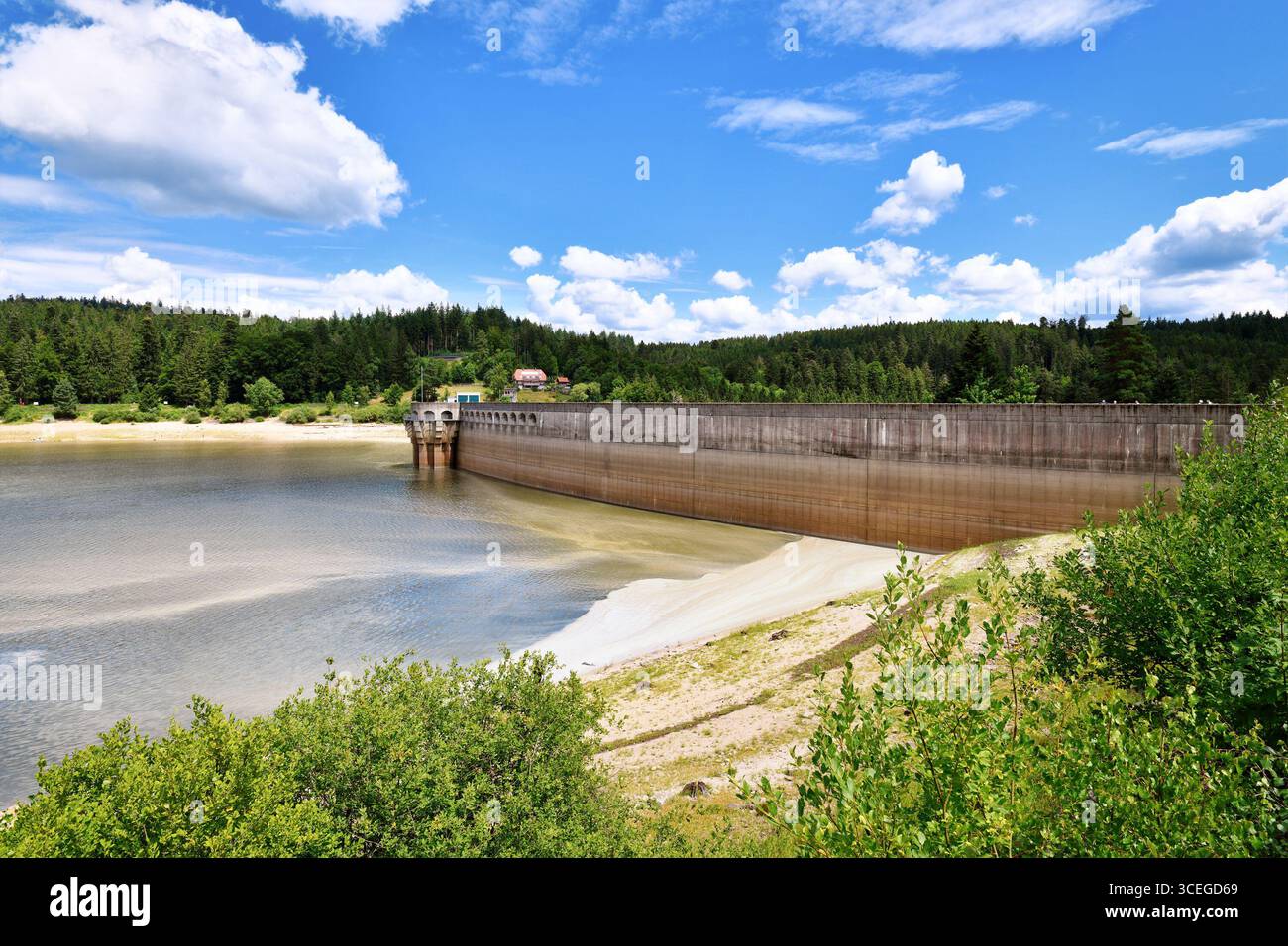 Staudamm am Schwarzwaldsee in Forbach, genannt Schwarzenbachsee unter klarem Himmel Stockfoto