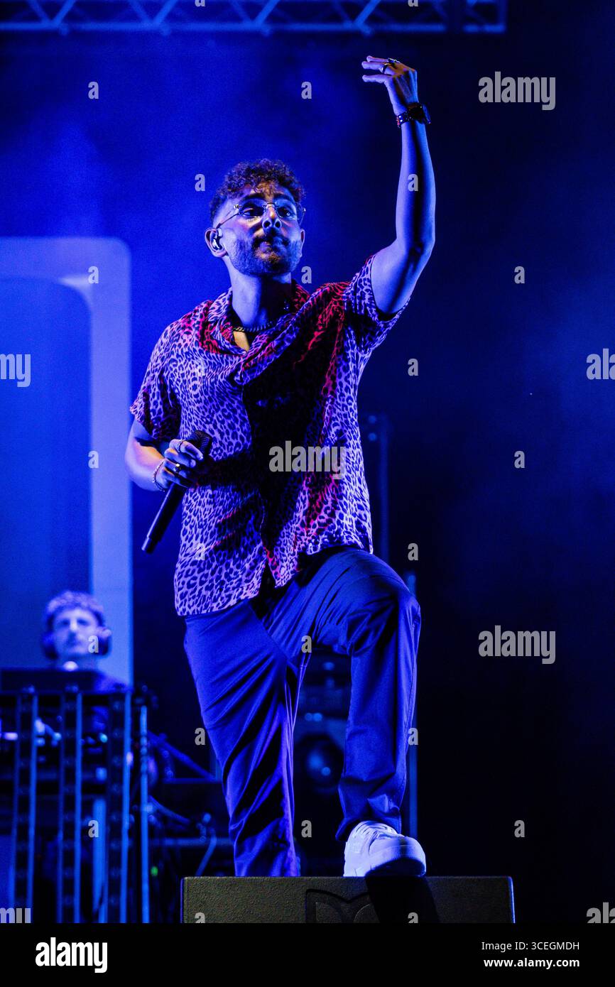 Rocco Hunt tritt am 17. August 2025 im Stadio del Mare in Pescara, Italien, 2025 auf. (Foto: Marco Zac/NurPhoto) Stockfoto