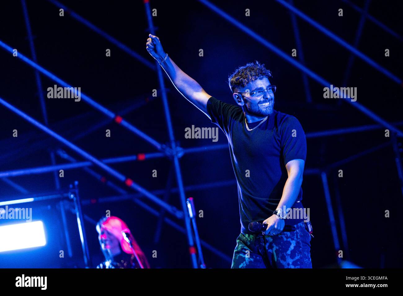 Rocco Hunt tritt am 17. August 2025 im Stadio del Mare in Pescara, Italien, 2025 auf. (Foto: Marco Zac/NurPhoto) Stockfoto